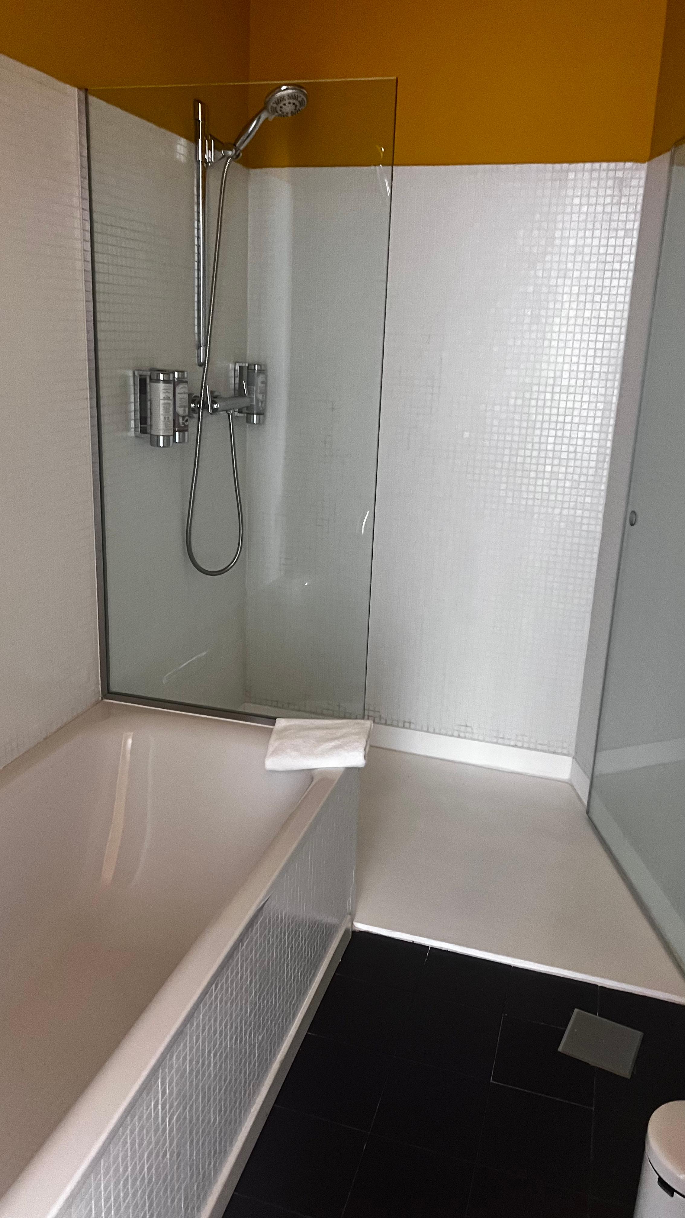 Nice big bathroom 