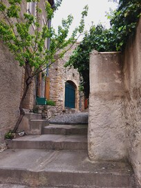 Die Gasse mit dem grünen Eingangstor zum Ferienhaus