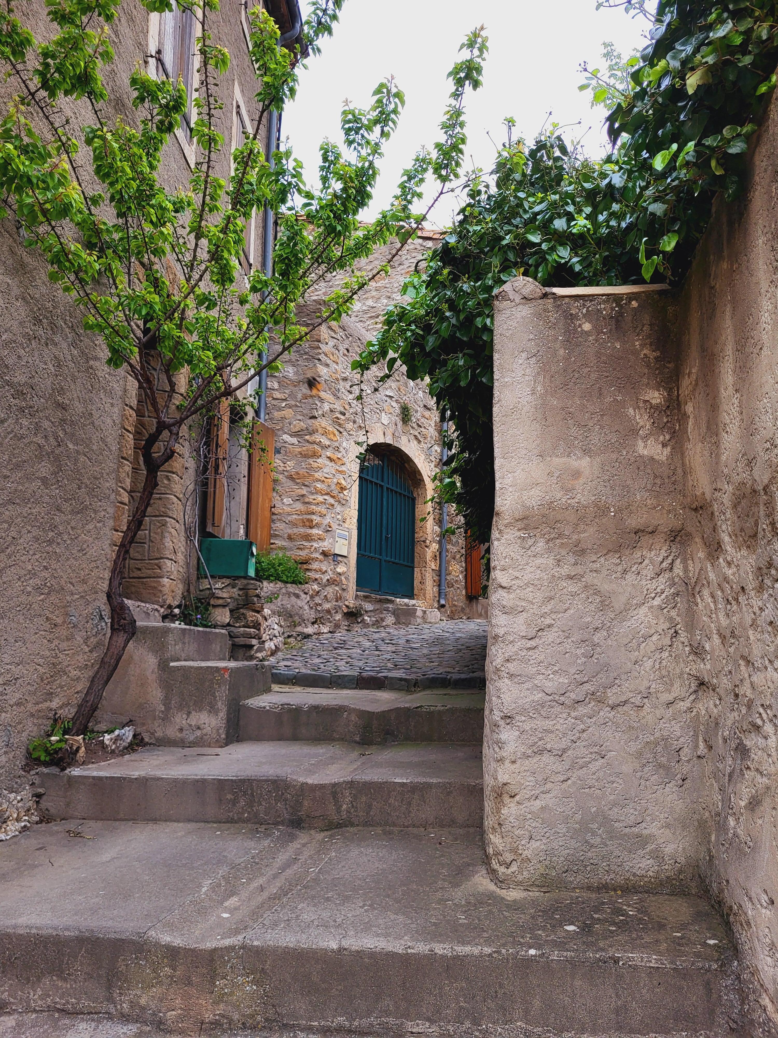 Die Gasse mit dem grünen Eingangstor zum Ferienhaus