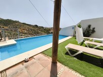 Exterior hacia piscina desde mesa exterior