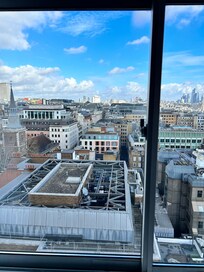 Vista do quarto. A cama é frente pra janela então dormi com essa vista!