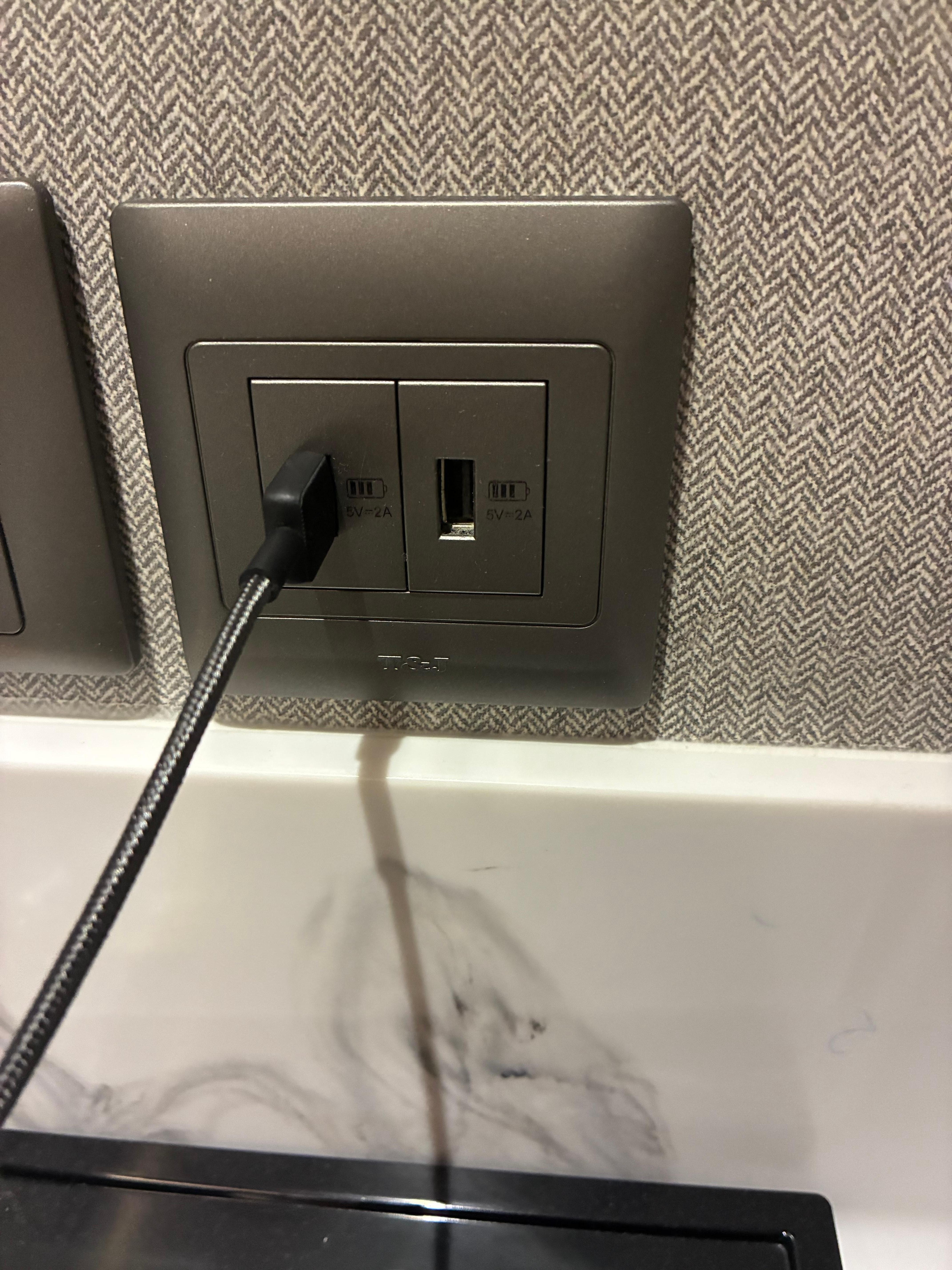 二股ソケットが壊れたようでスマホの充電ができず焦ったが、これがあり事なきを得た。