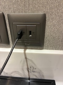 二股ソケットが壊れたようでスマホの充電ができず焦ったが、これがあり事なきを得た。