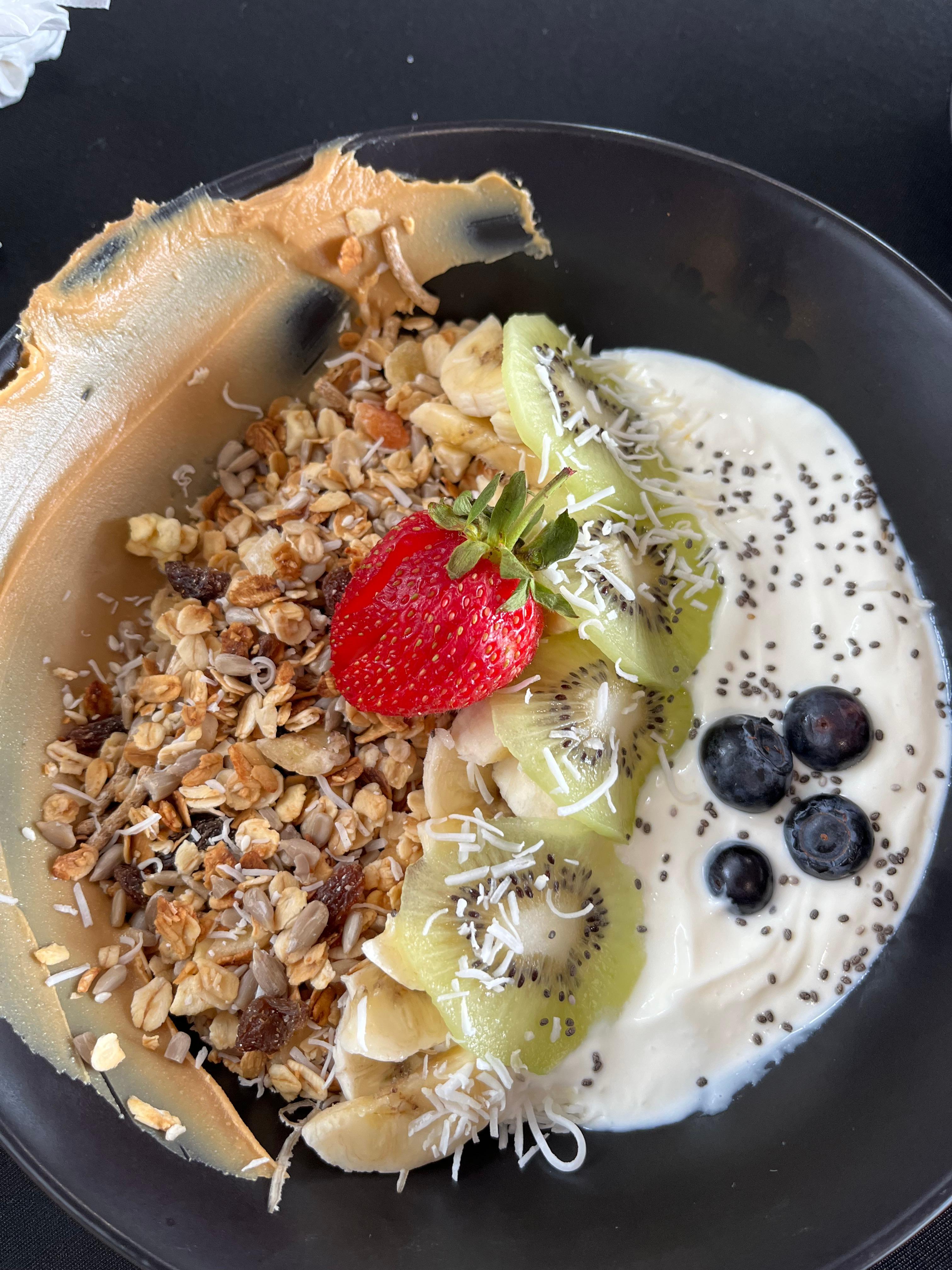 'Healthy' breakfast bowl with strawberries (1), blueberries (4), banana and rockmelon (absent).