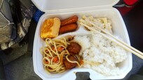 朝食の部屋食べ用に折り箱が有る。