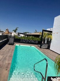 Amazing views from rooftop pool, immaculate decor and fabulous bar🍷