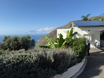 Blick aus der Einfahrt aufs Haus