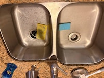 Sink was dirty and the worn out sponge was left for cleaning. Found the rest of the sponge in the garbage disposal. Bought cleaning supplies and left them hopefully for the next guest guest.