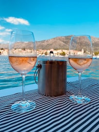 Vue depuis le restaurant de lâhĂŽtel situĂ© bord de mer.