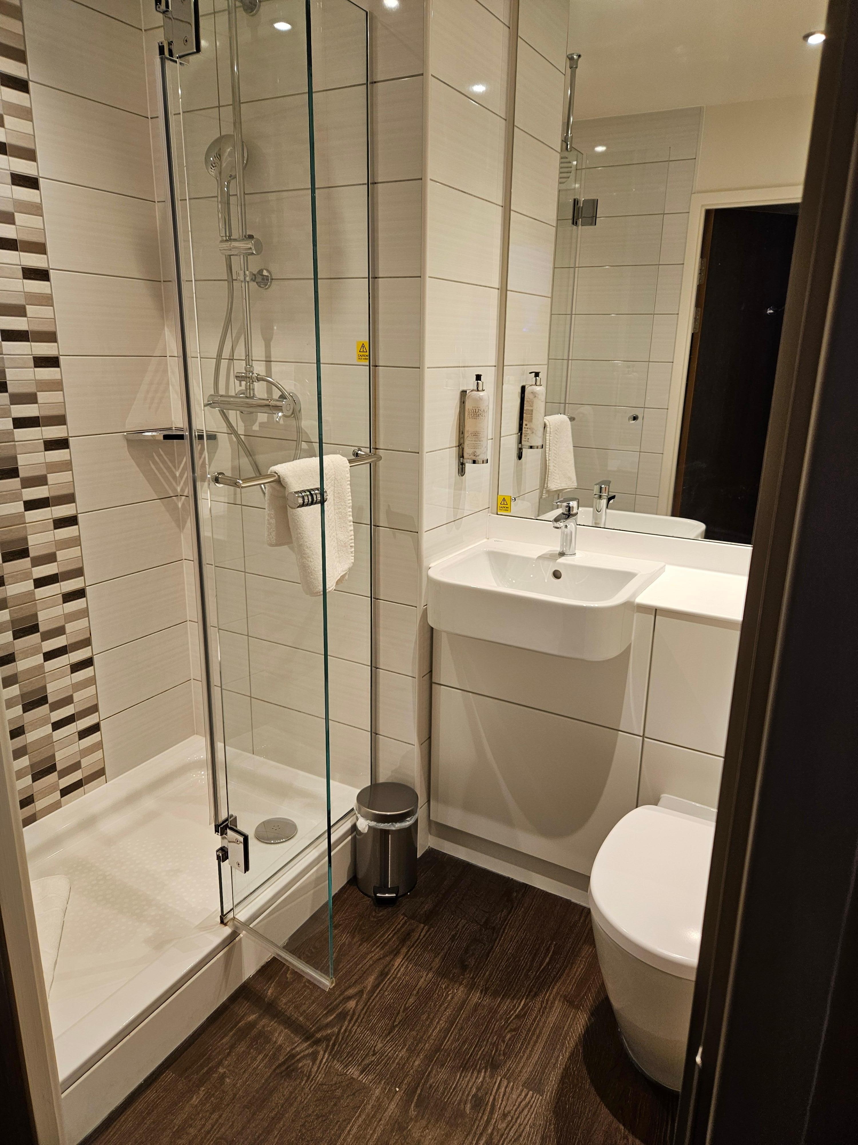 Badezimmer geräumig, hell es fehlt leider eine Klobürste! 😅