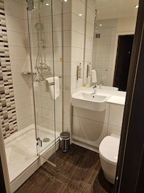 Badezimmer geräumig, hell es fehlt leider eine Klobürste! 😅