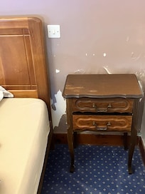 Papier peint décollé dans une des chambres (humidité toujours)