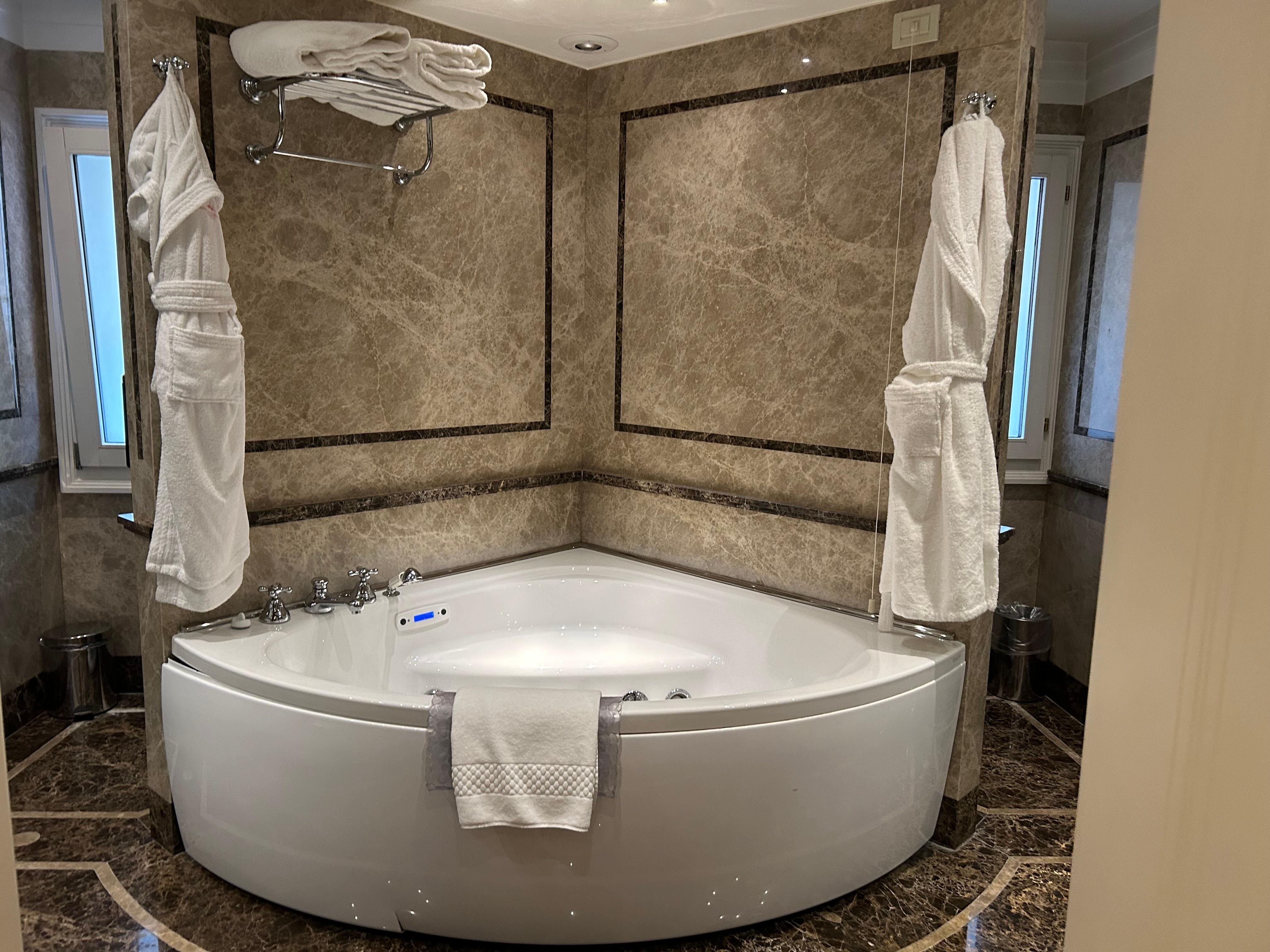 ジャグジー付きのバスタブです