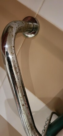 taches de rouille sur poignée dans douche