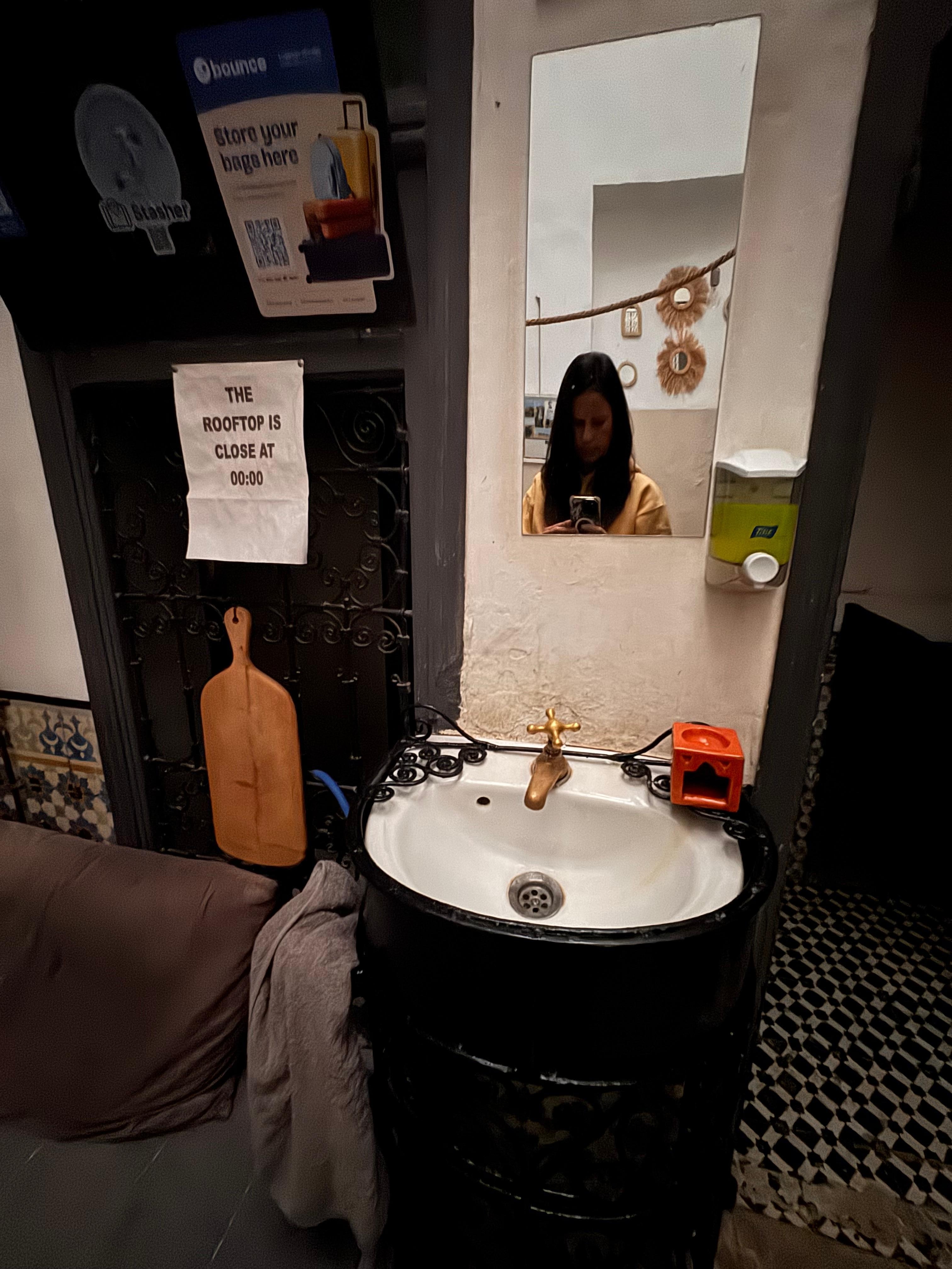 Sink to wash hangs when you enter the hime