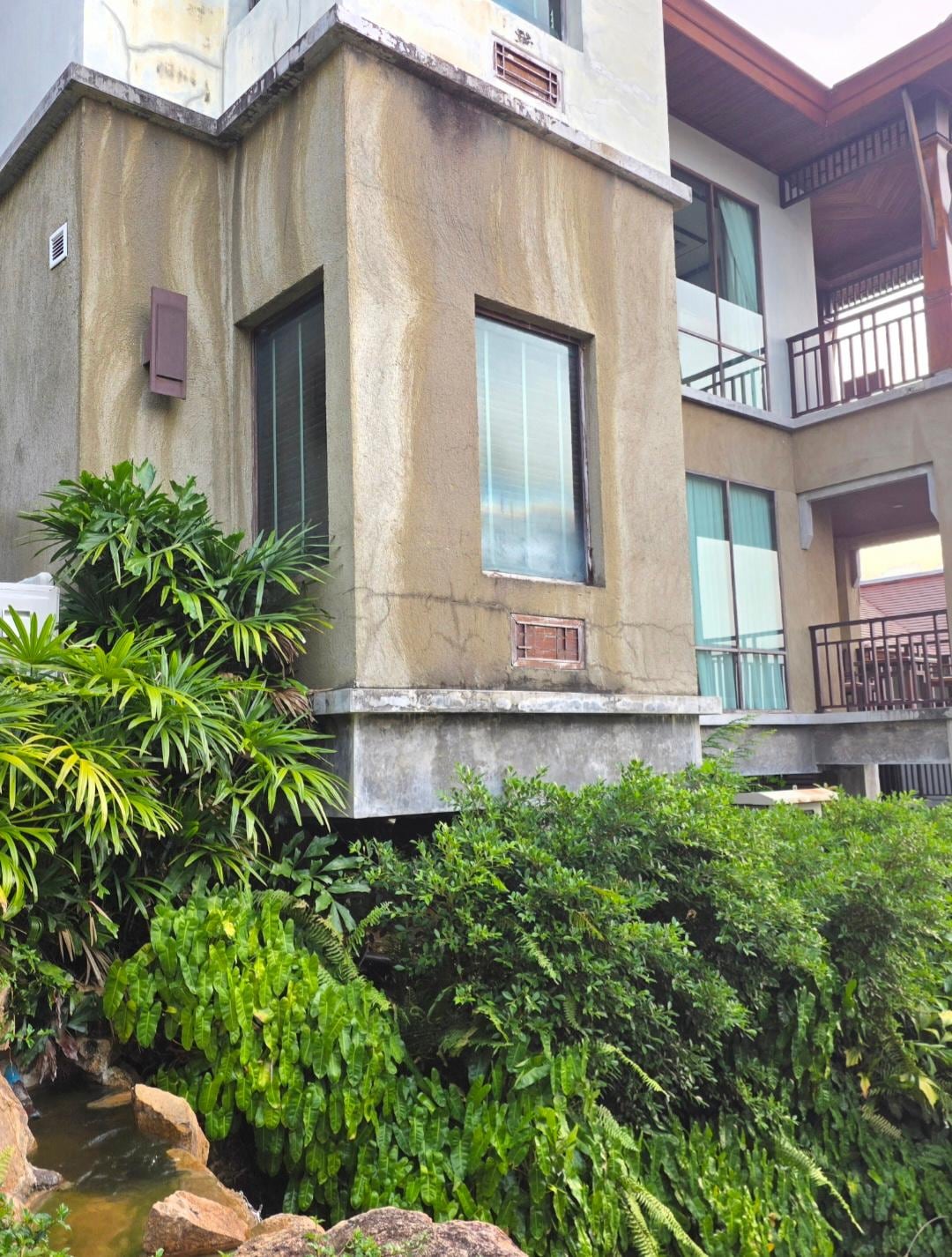 Poor condition of exterior.    Hotel needs a good coat of pain.