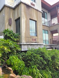 Poor condition of exterior. Hotel needs a good coat of pain.