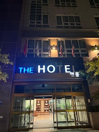 駅から歩くと、最初は裏口に辿り着きますが、ぐるっと回ったら道路沿いに正面玄関があります。