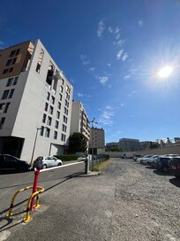 För mindre bilar fanns nog inomhus parkering men för större fordon kameraövervakad parkering.
