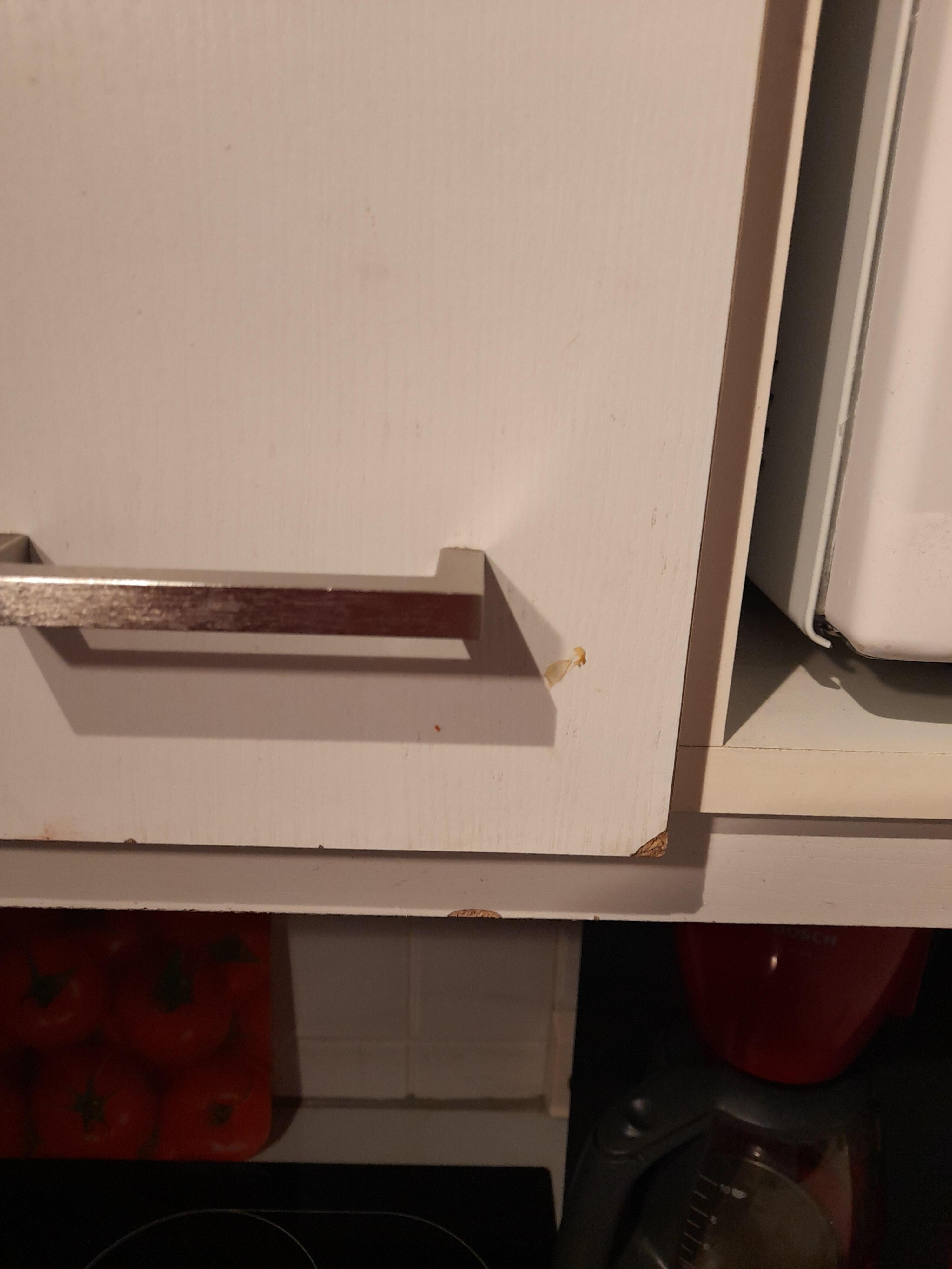 Küchenschrank mit Flecken