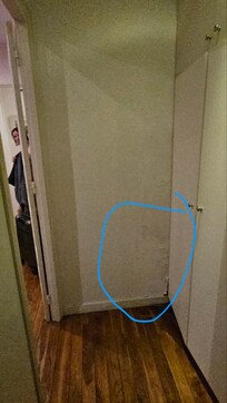 an der Wand befinden sich Wasserflecken, die vermutlich von der dahinterliegenden Dusche kommen