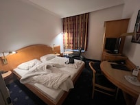 Spacious and well served room with TV, wardrobe, desk and safe. All in excellent condition and above all clean.