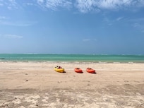 Praia em frente ao hotel