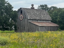 Old barn and quilt on the Gutherie County barn quilt tour