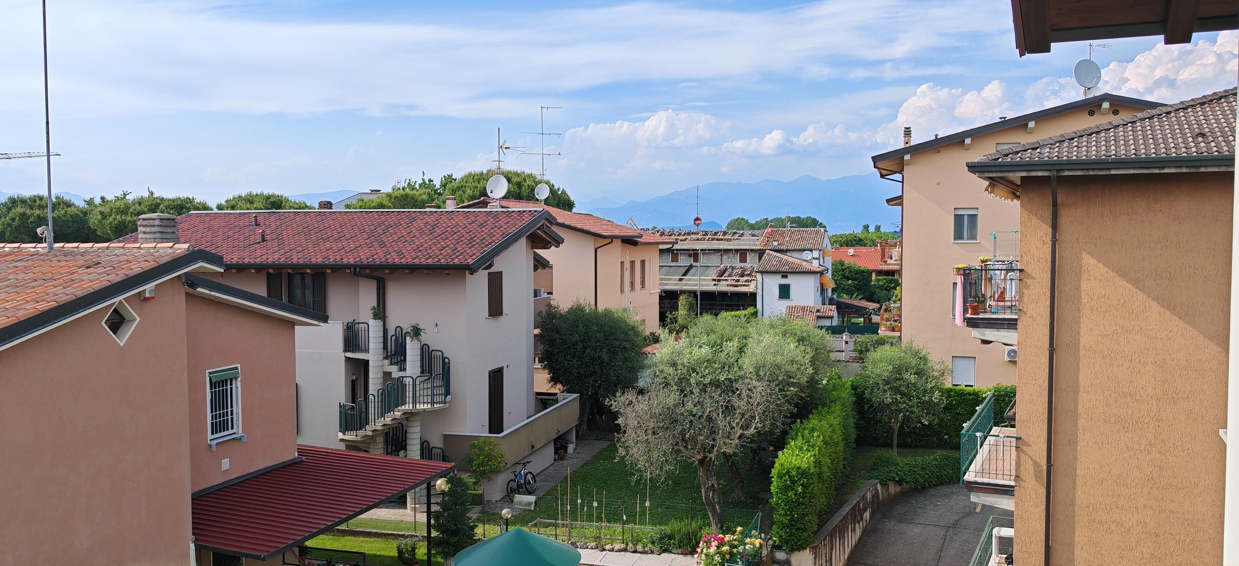 Blick vom Balkon zu den Bergen