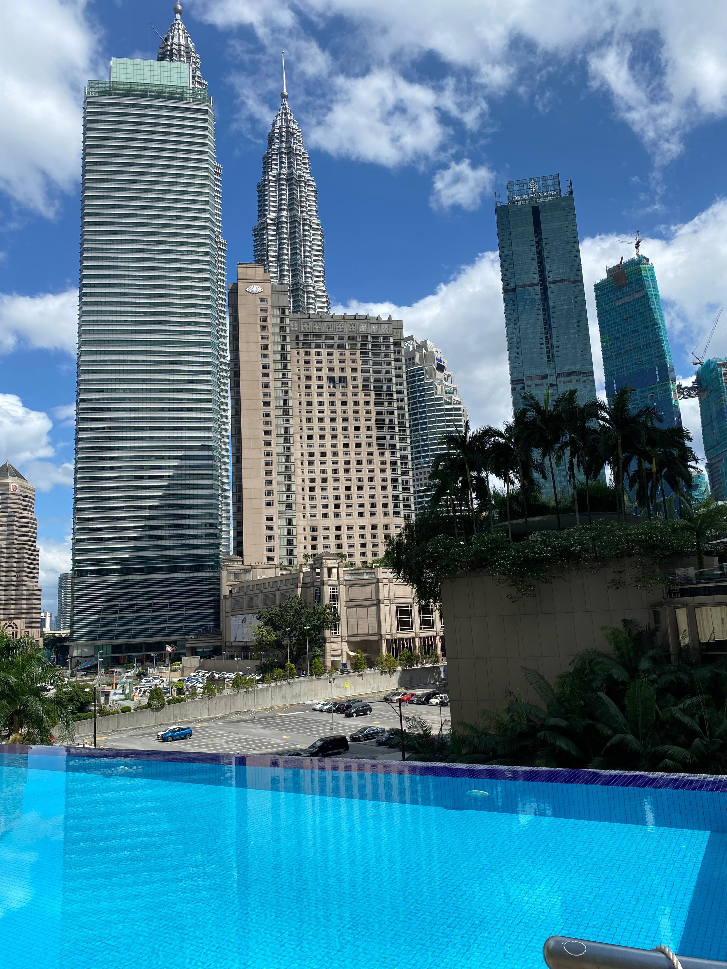 Utsikt fra bassengområdet. 