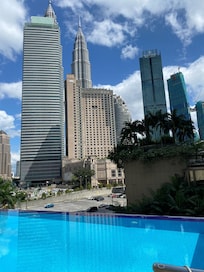 Utsikt fra bassengområdet.