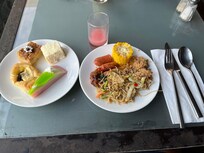 料理の種類多く、色々食べてしまう。