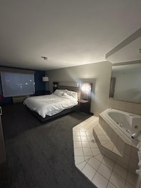 King bed with jacuzzi tub