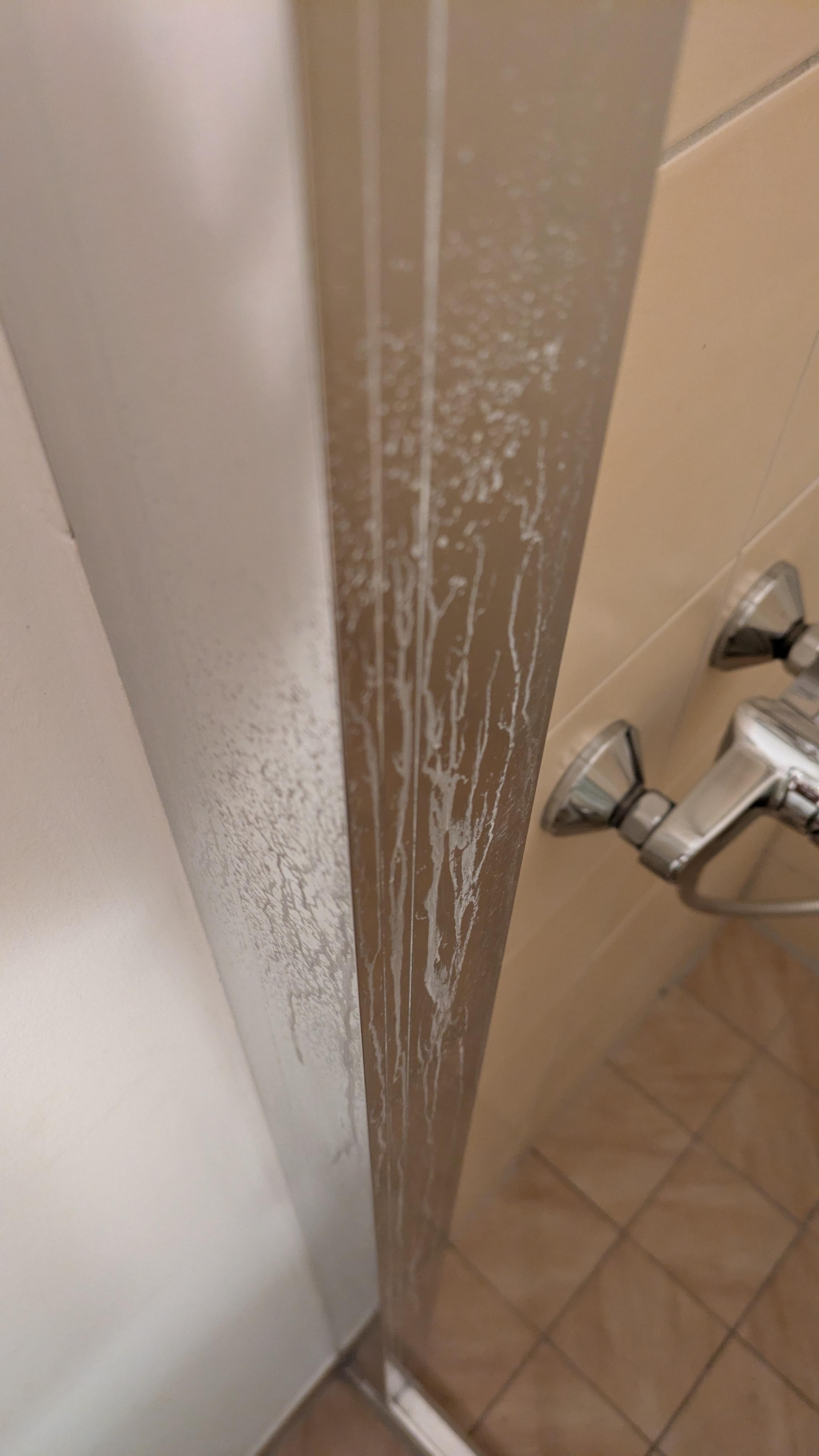 Ekelig verschmierte Dusche