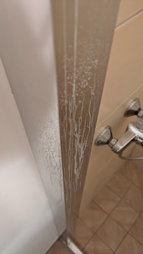 Ekelig verschmierte Dusche