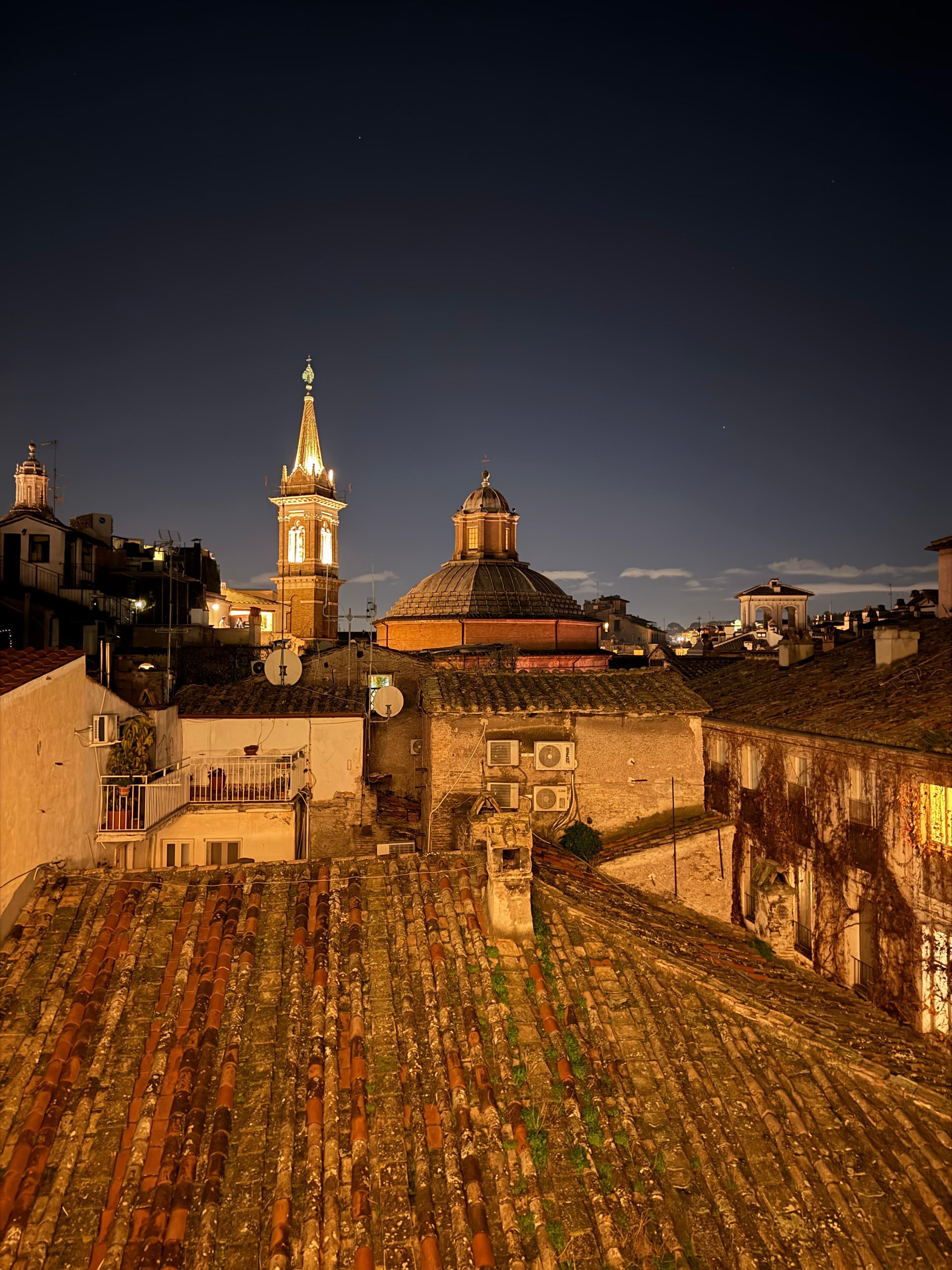 Udsigten fra tagterrassen. Super hyggelig med fin bar. 