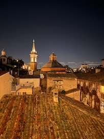 Udsigten fra tagterrassen. Super hyggelig med fin bar.