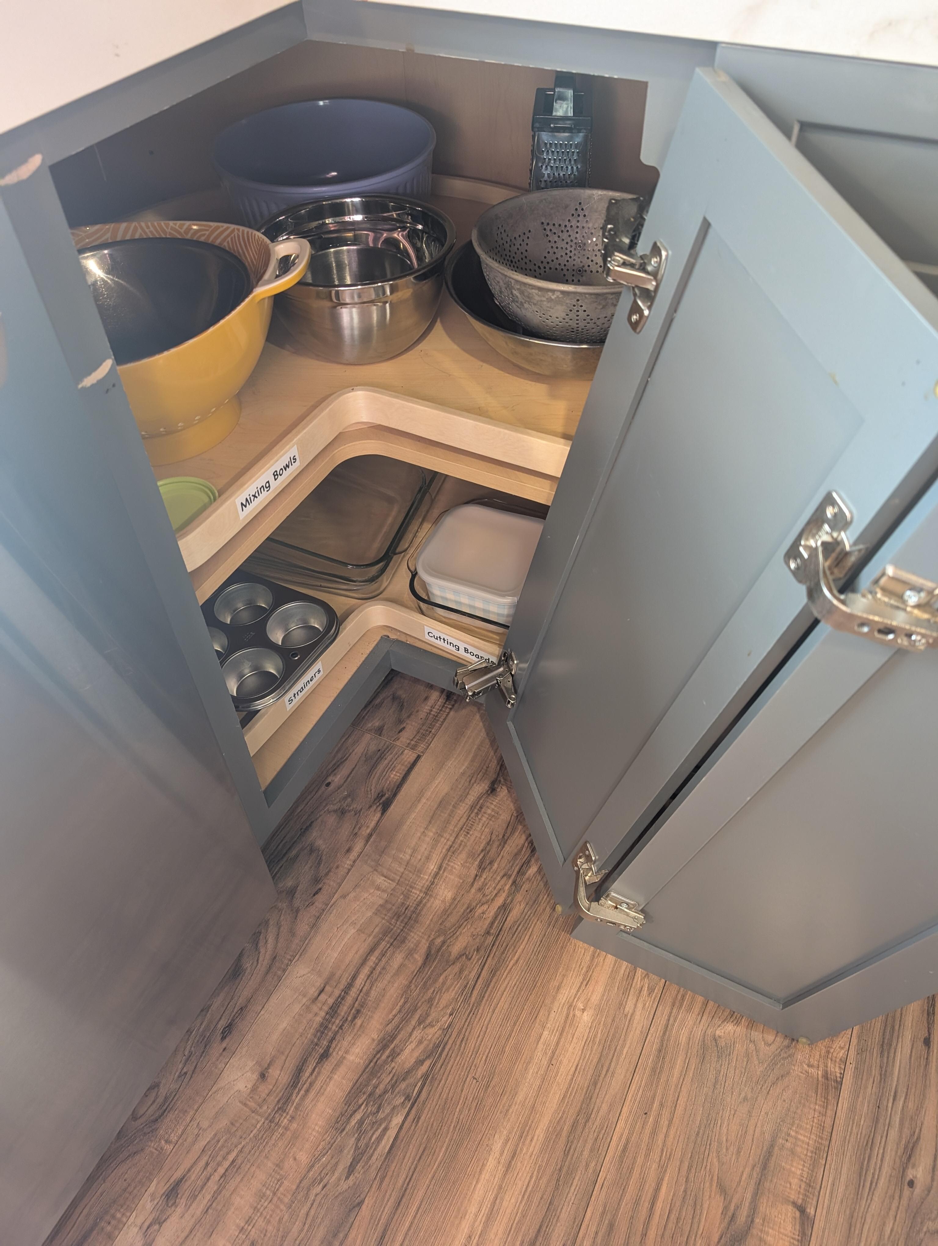 Corner cabinet door has one hinge not connected
