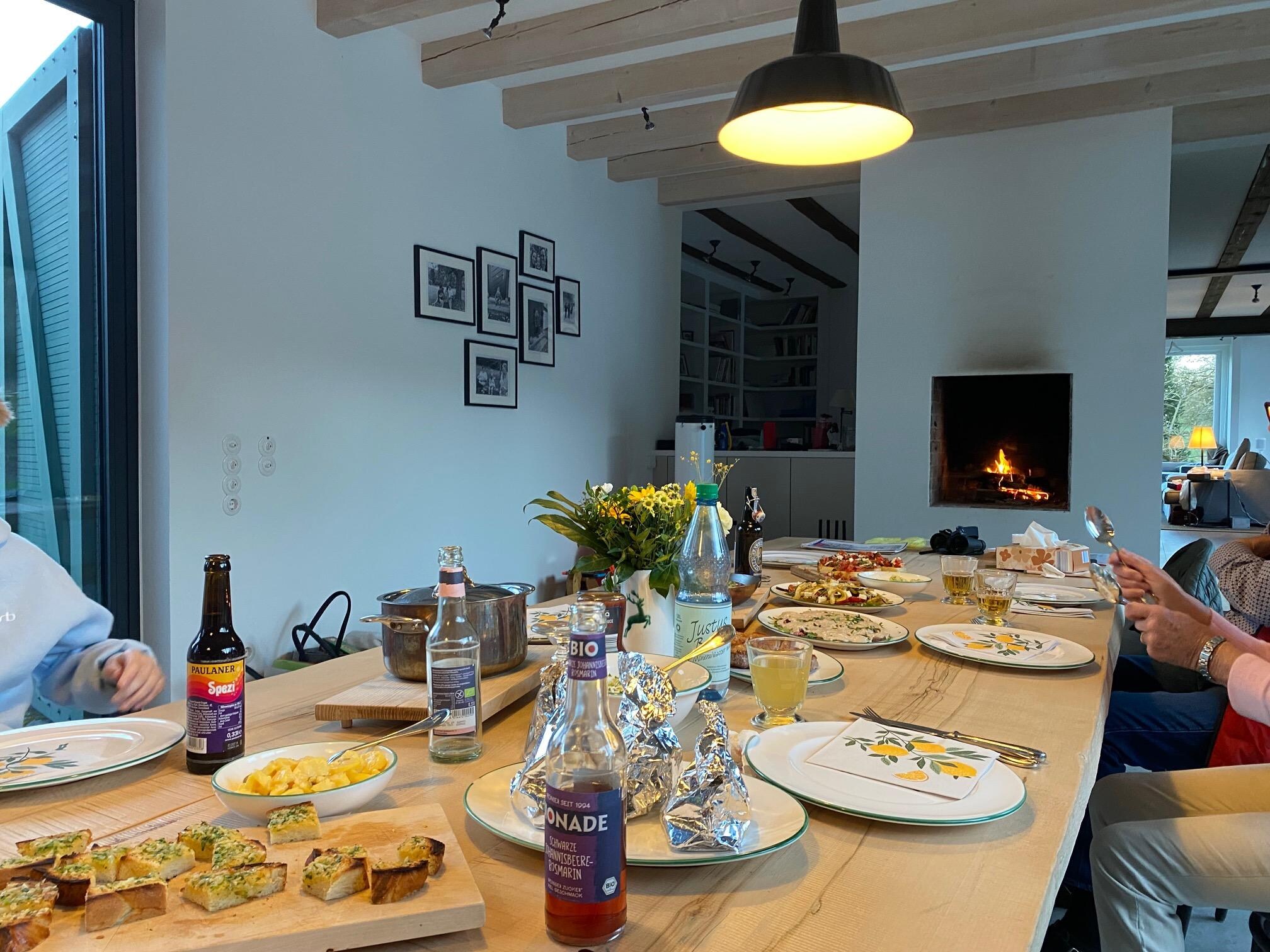 Das Esszimmer mit langer Tafel vor dem Kamin. Es kann bei viel Platz ungestört geredet, gespeist und gespielt werden