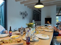 Das Esszimmer mit langer Tafel vor dem Kamin. Es kann bei viel Platz ungestört geredet, gespeist und gespielt werden