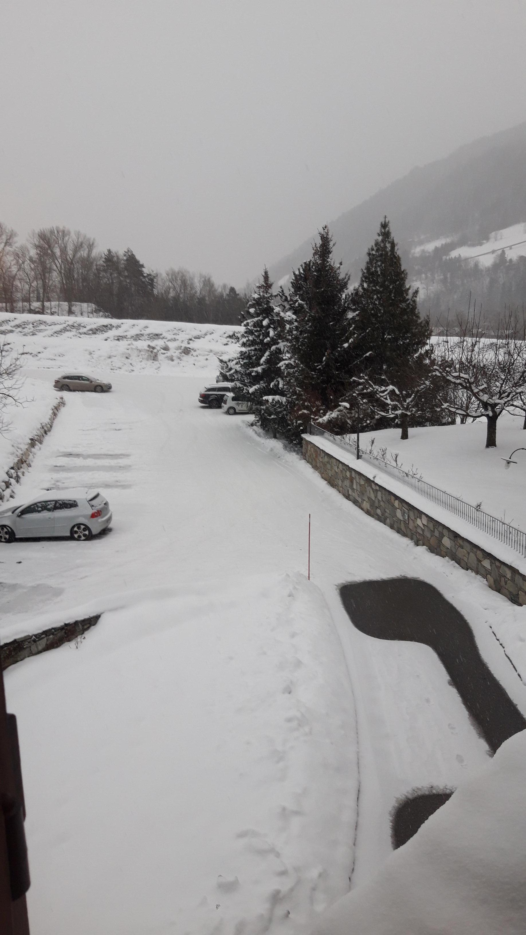 Parking enneigé vu d'une chambre 