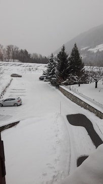 Parking enneigé vu d'une chambre