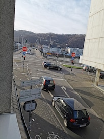 La route qui donne sur le salon et la chambre 1