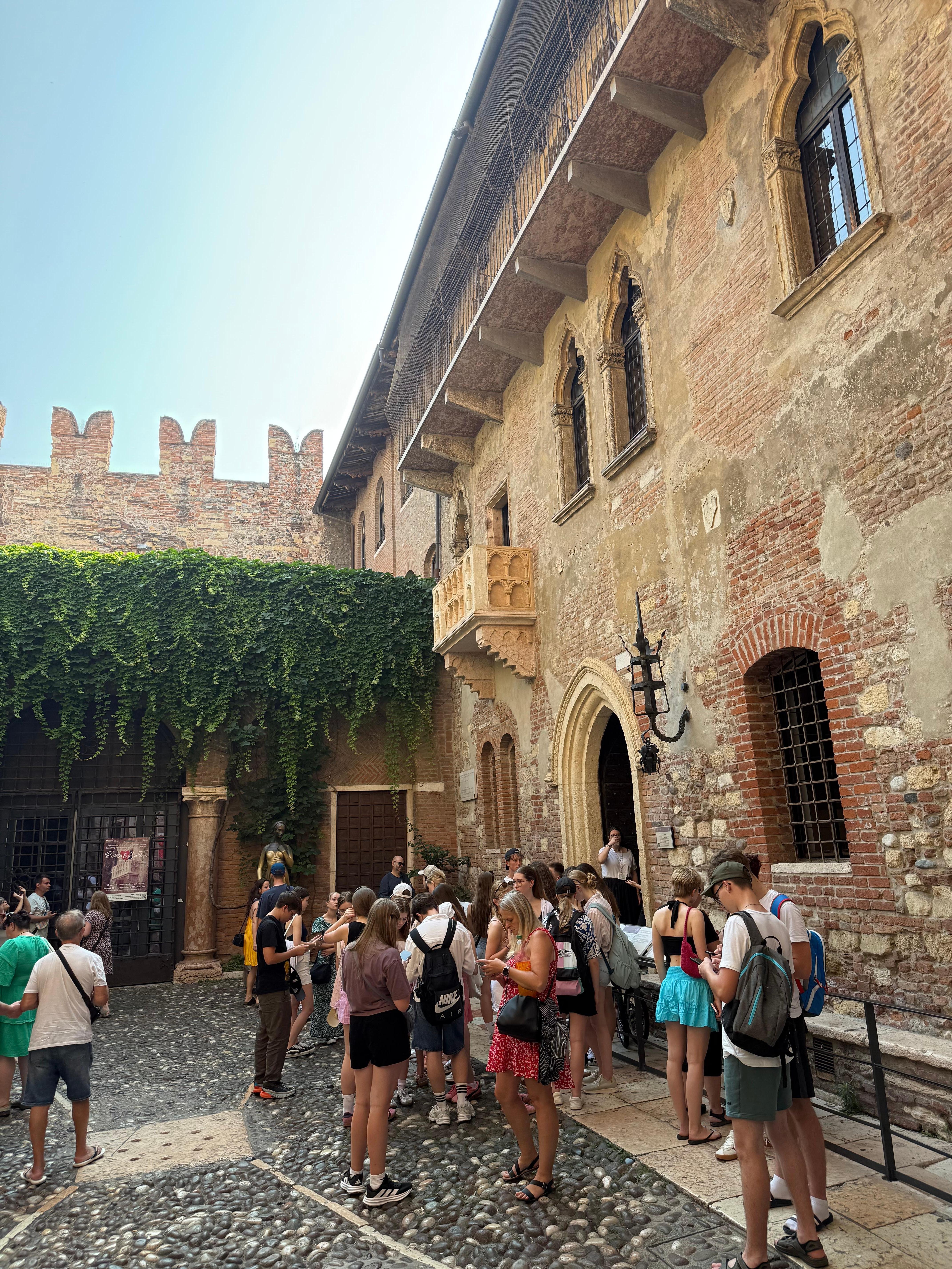 The balcony of Juliette’s home