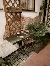 El acceso es un pasillo y después se sale a patio, por ahí se entra y está en primer piso.