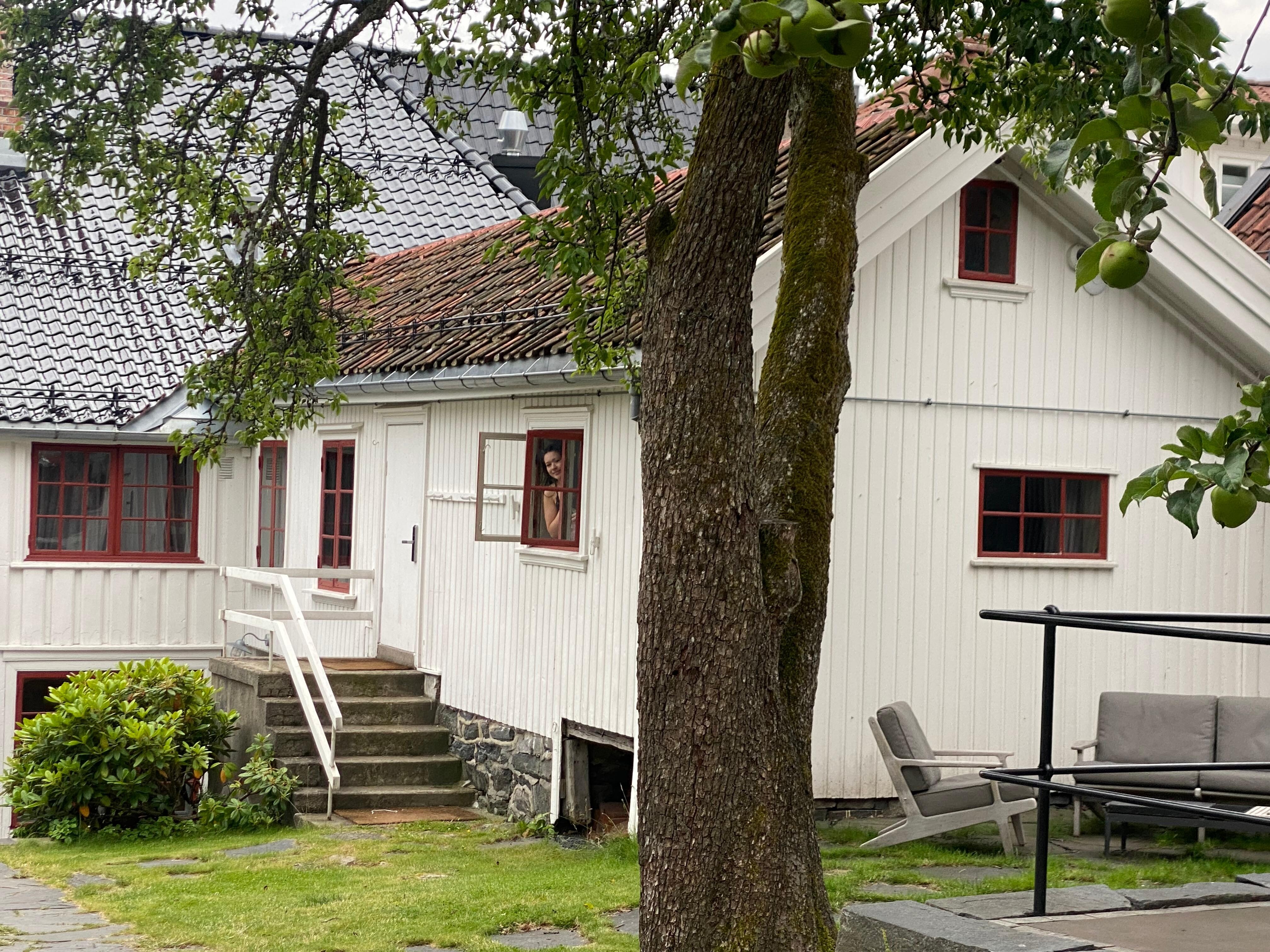 Rom med to utganger, det ene fører til bakgården og restaurant.