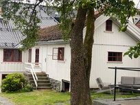 Rom med to utganger, det ene fører til bakgården og restaurant.