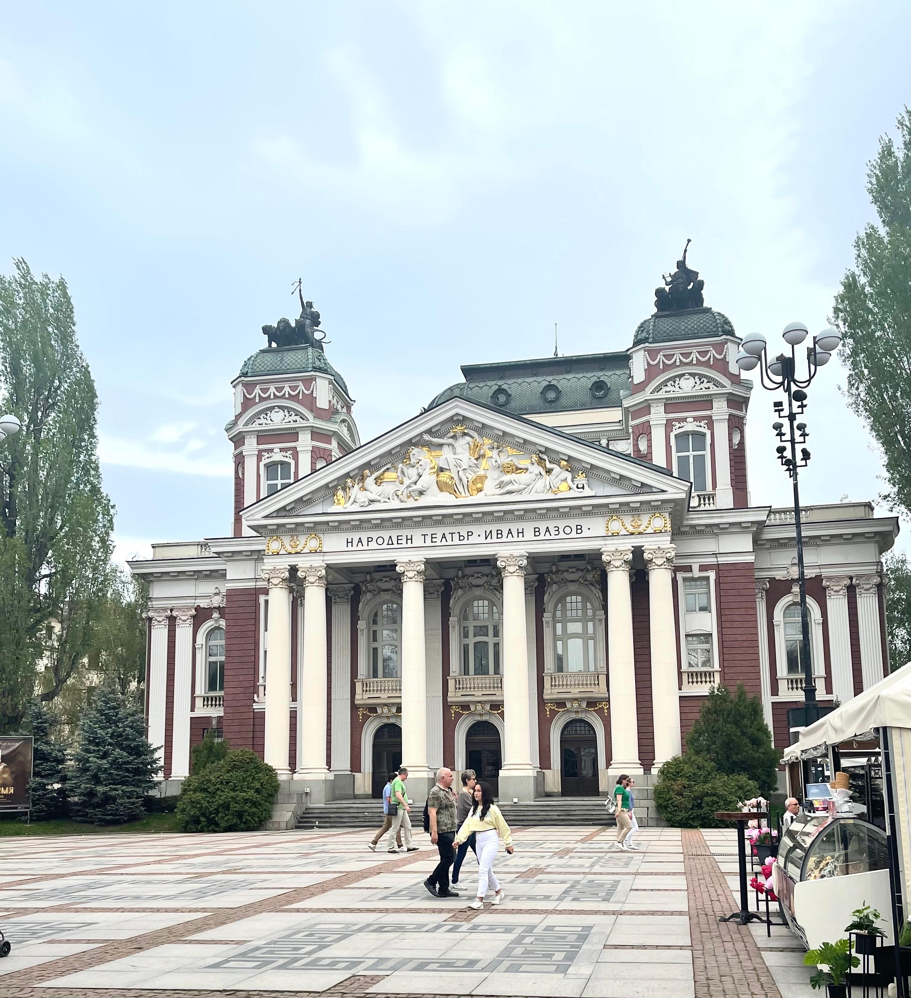 L’hotel è a fianco dello splendido Teatro Nazionale e si affaccia su un piccolo parco. 