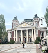 L’hotel è a fianco dello splendido Teatro Nazionale e si affaccia su un piccolo parco.
