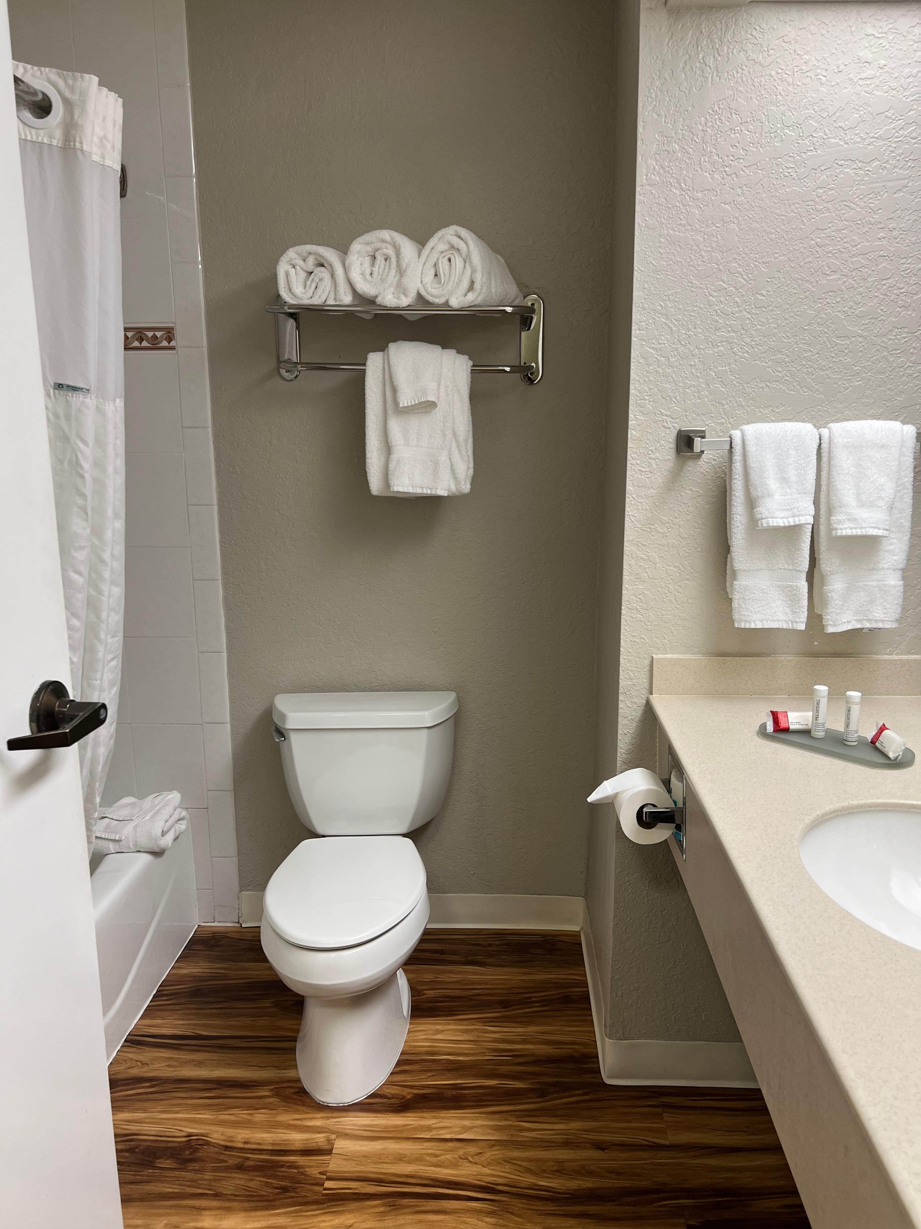 Baño limpio y suficientes toallas